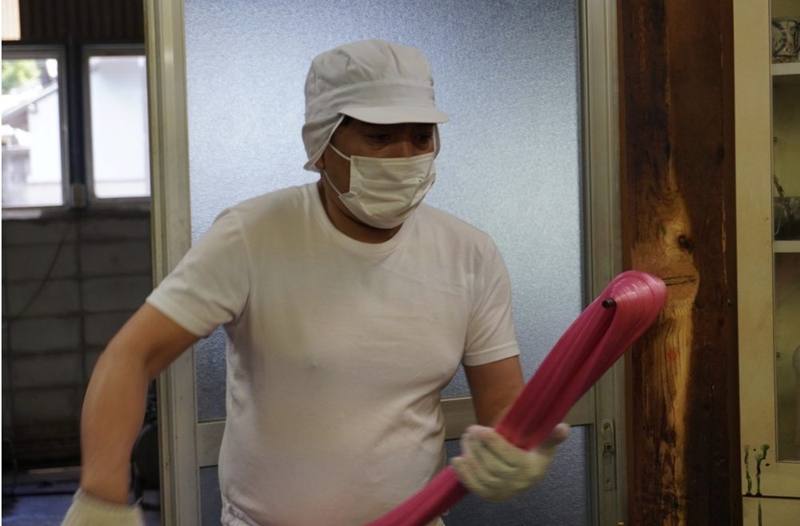 職人が飴をのばす様子